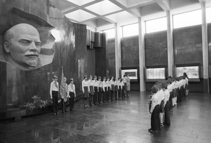 "Pavilion-museum Vladimir Lenin's Funeral Train". Third-form schoolchildren from School No 54 (Moskvoretsky District, Moscow) 1984